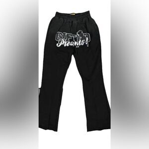 NWT GFTD LA Women’s Black Sweatpants Raw Hem Graphic on Rear - Size Small